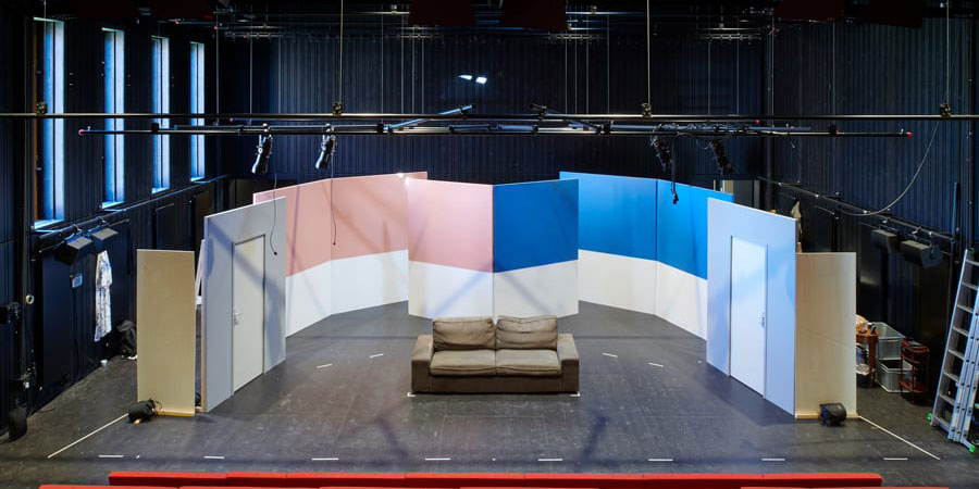 1218_theatre_scene_top_page